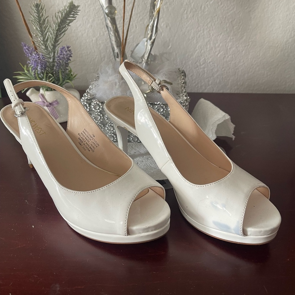 Nine West ladies shoes. Size 7M. Color White